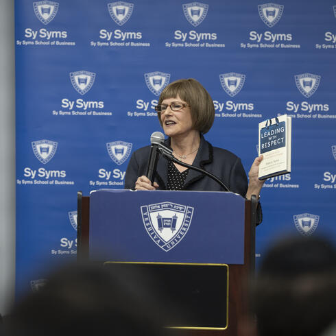 مارسي سيمز تناقش كتابها